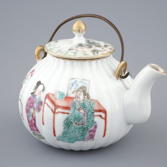 Une théière et son couvercle en porcelaine de Chine famille rose, 19ème